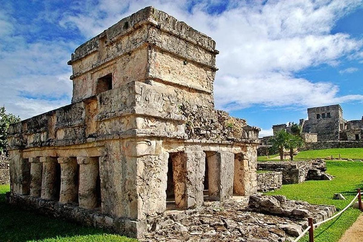um prédio antigo em um campo com um castelo ao fundo