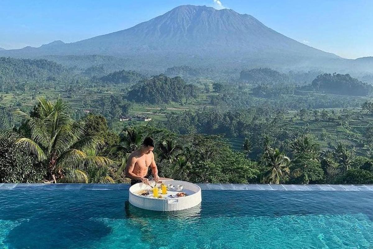 Un hombre está en el agua en una piscina.