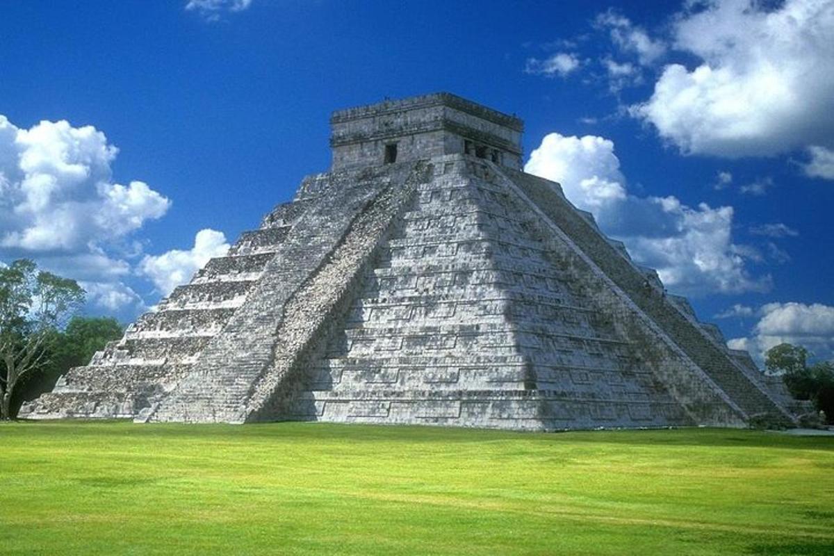 uma pirâmide no meio de um campo de grama