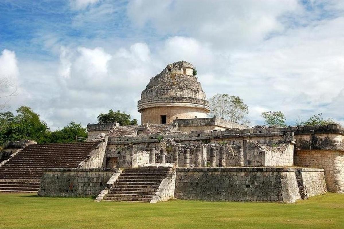 um templo antigo com degraus e uma pirâmide