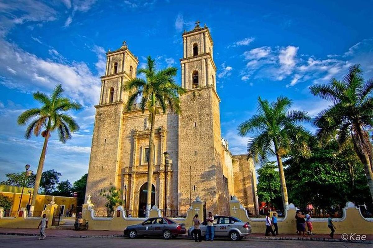 una iglesia con palmeras delante