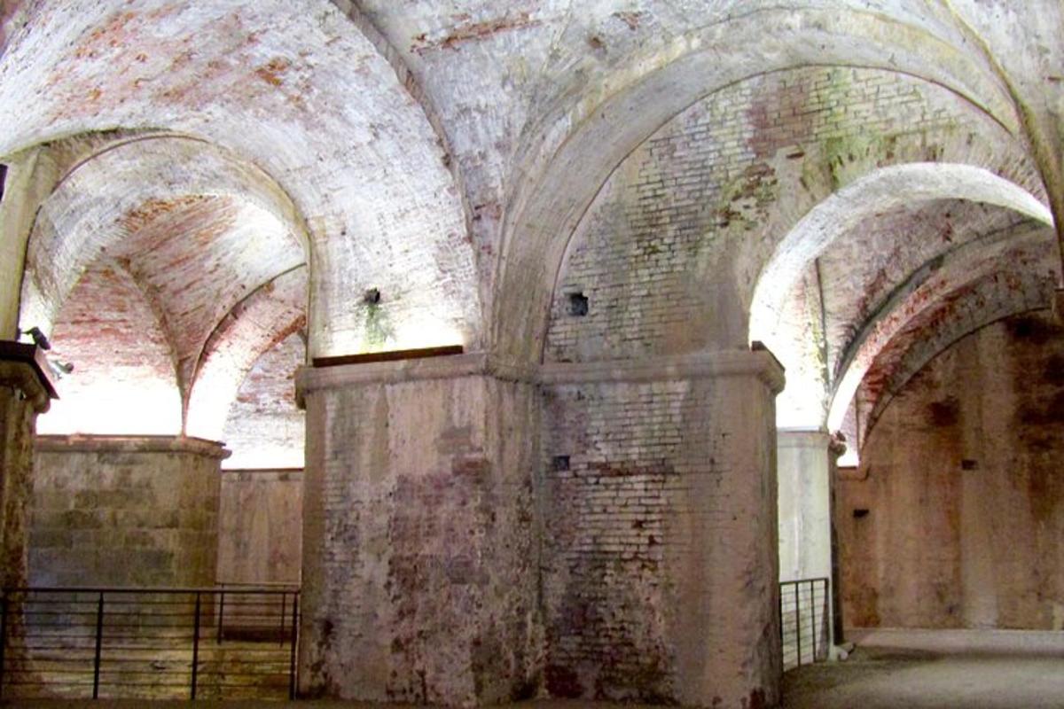 ein altes Gebäude mit Bögen an der Seite
