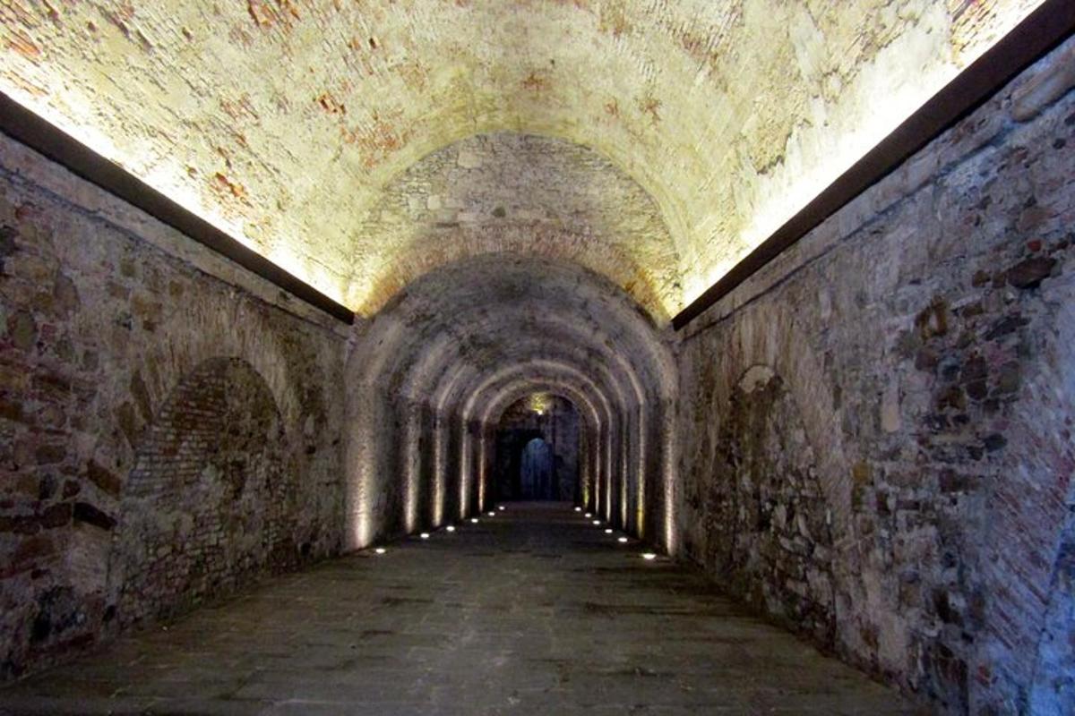 vana tunnel, millest inimene läbi kõnnib