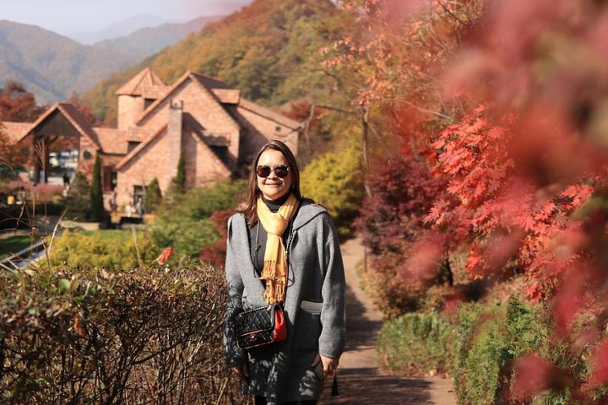 una mujer caminando por un sendero frente a una casa