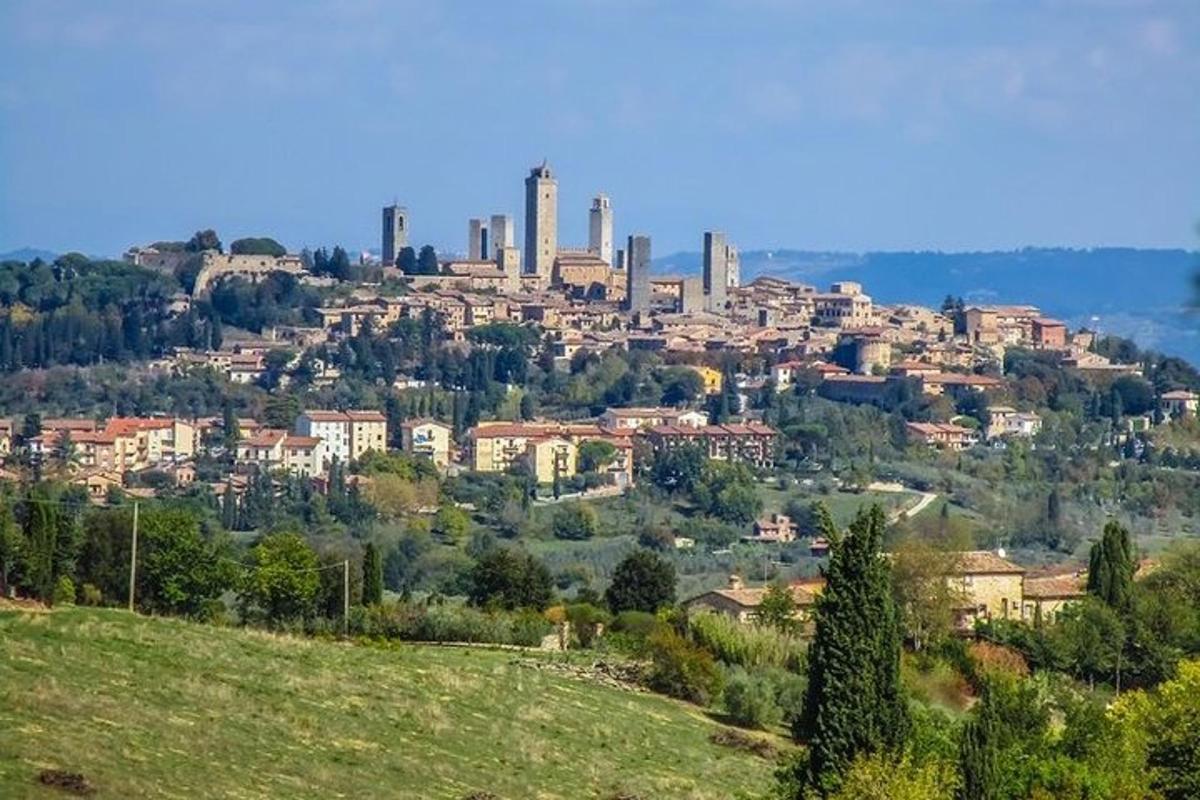 una ciutat al cim d'un turó amb edificis