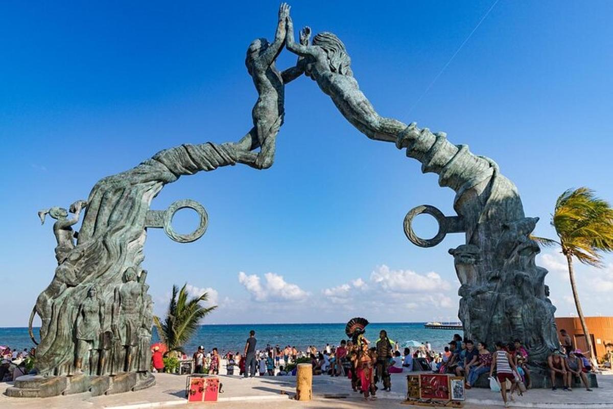 kip dveh ljudi, ki skačeta v zrak na plaži