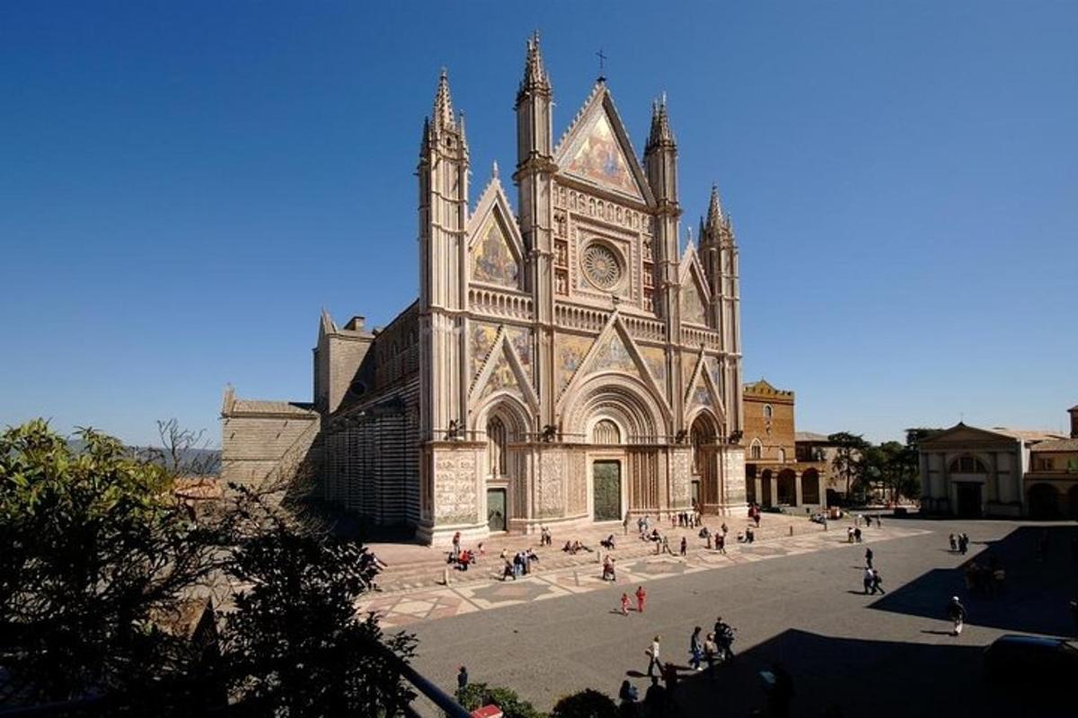 una grande chiesa con persone in piedi fuori da essa