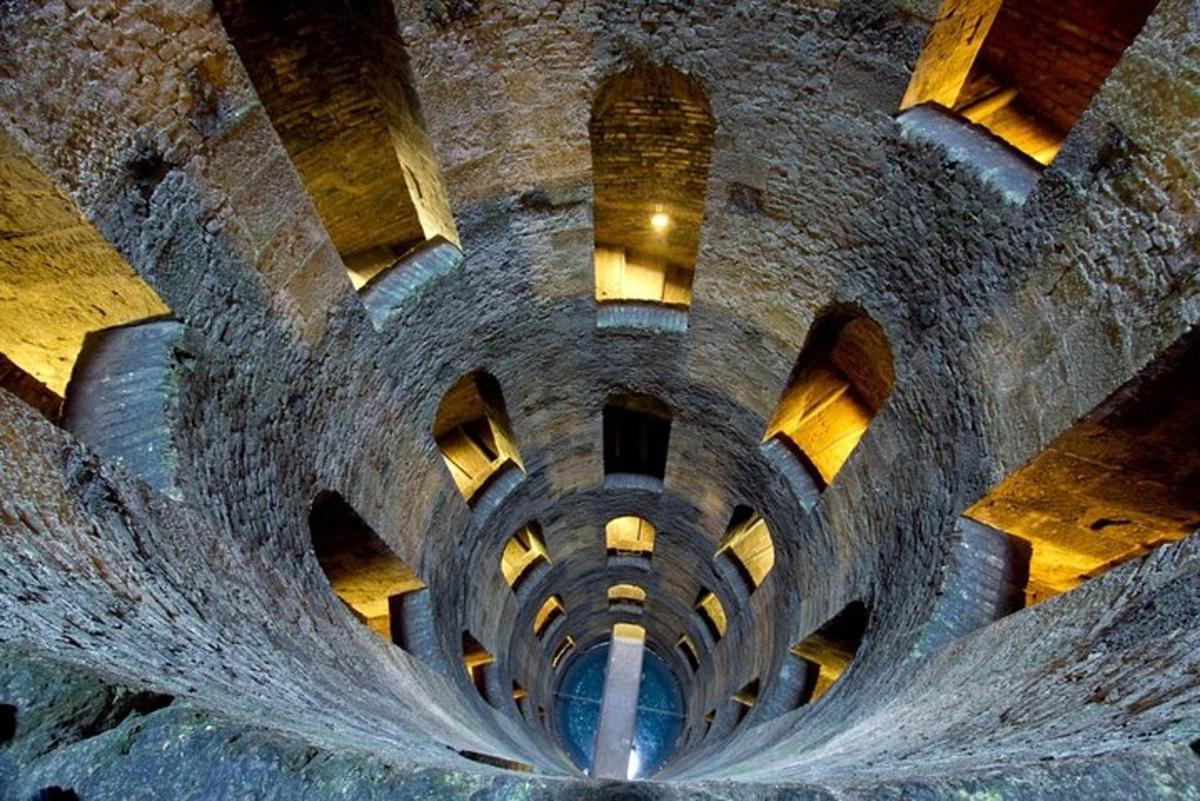 una vista dall'alto di un edificio con un soffitto