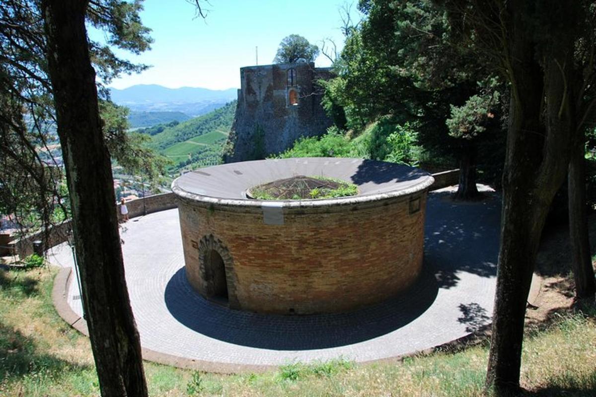 una grande fontana di pietra in un parco con alberi