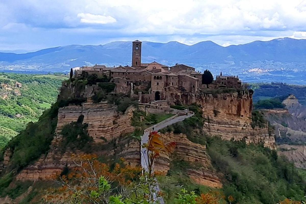 un castello in cima a una montagna con una torre dell'orologio