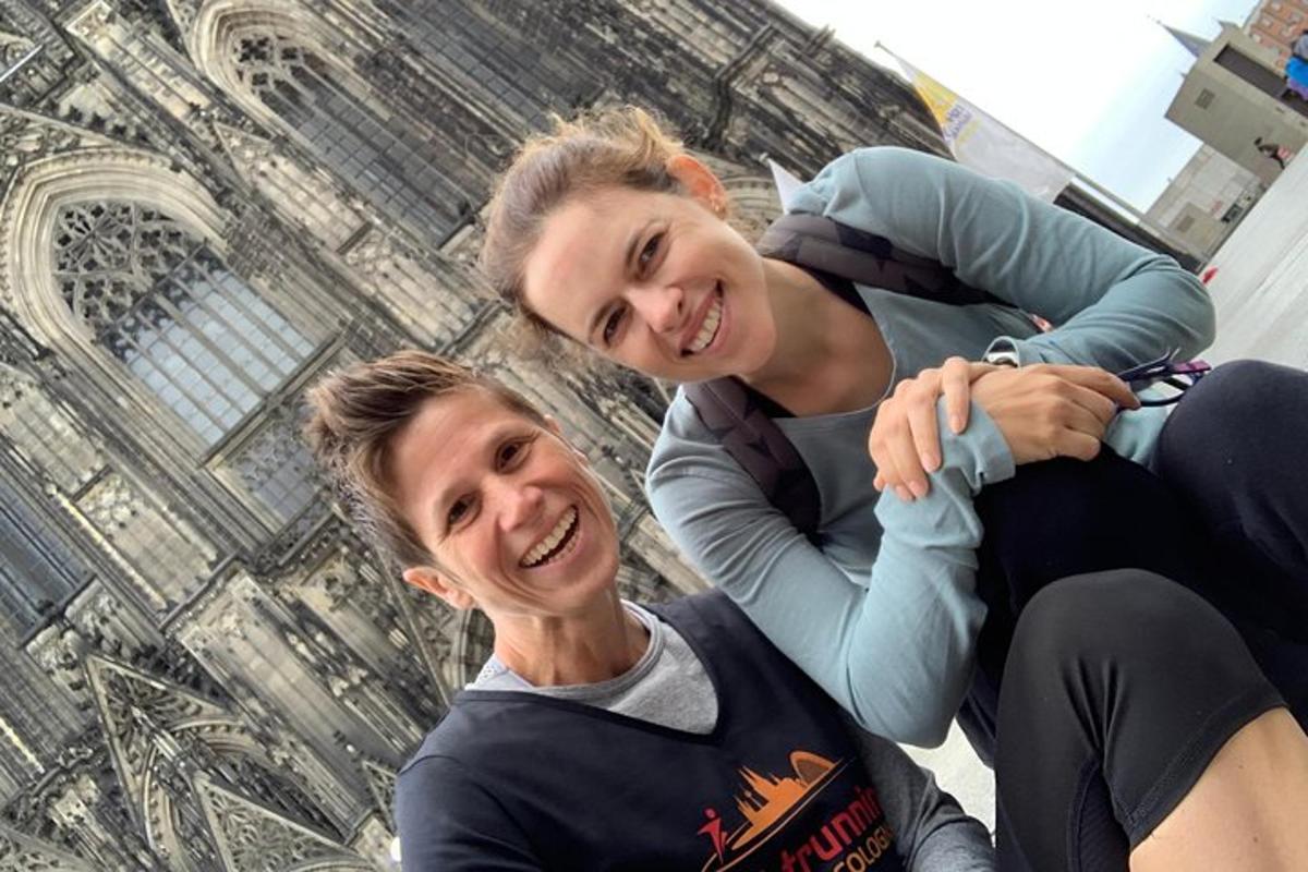 um homem e uma mulher sentados em frente a uma catedral