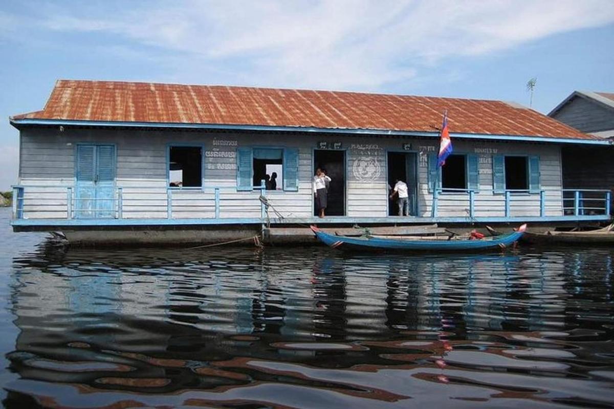 una casa su un molo con una barca in acqua