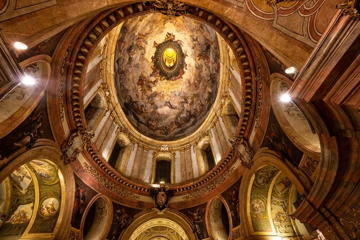 un sostre d'un edifici amb una pintura