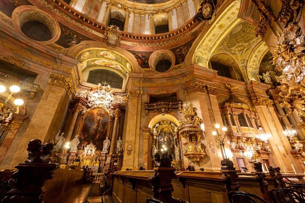 una gran sala amb un gran edifici amb canelobres