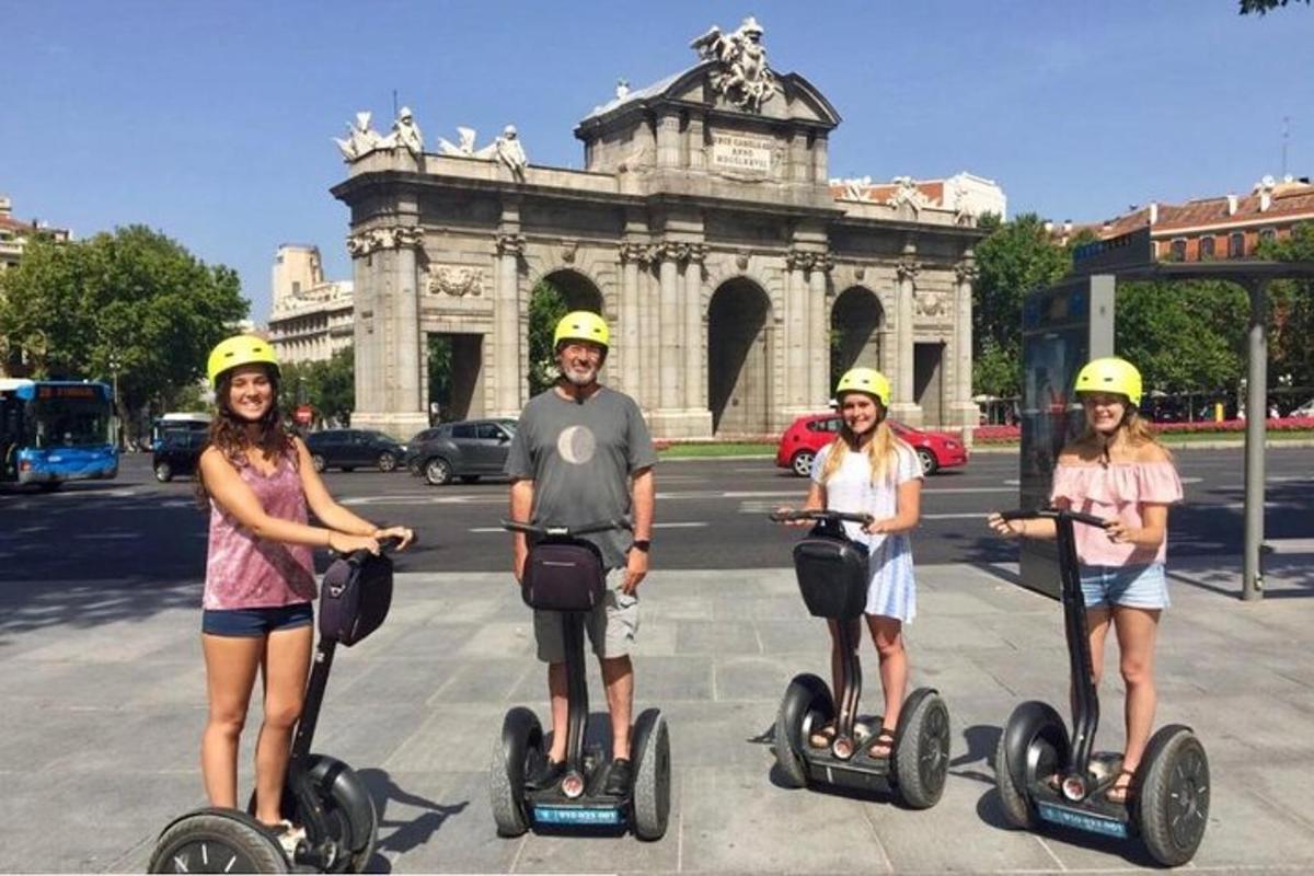Un grupo de personas montando segways frente a un edificio.