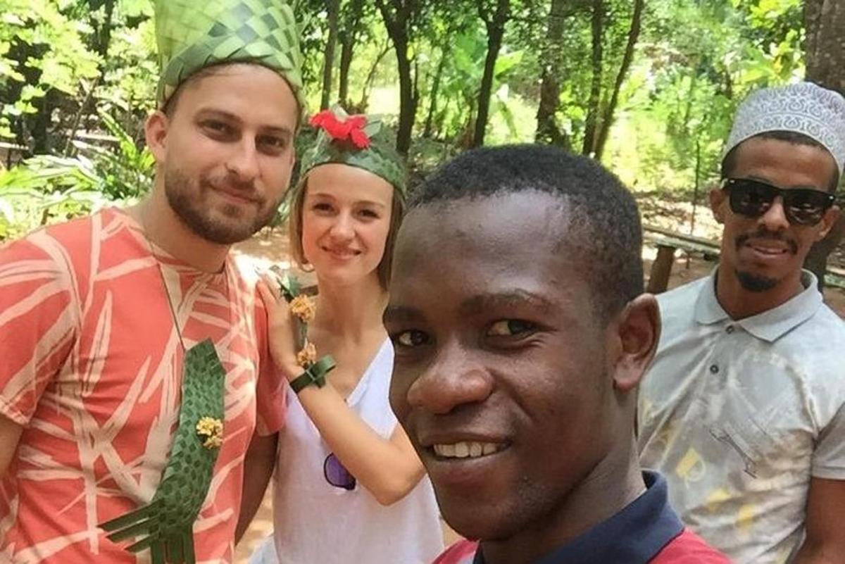 un gruppo di persone che posano per una foto