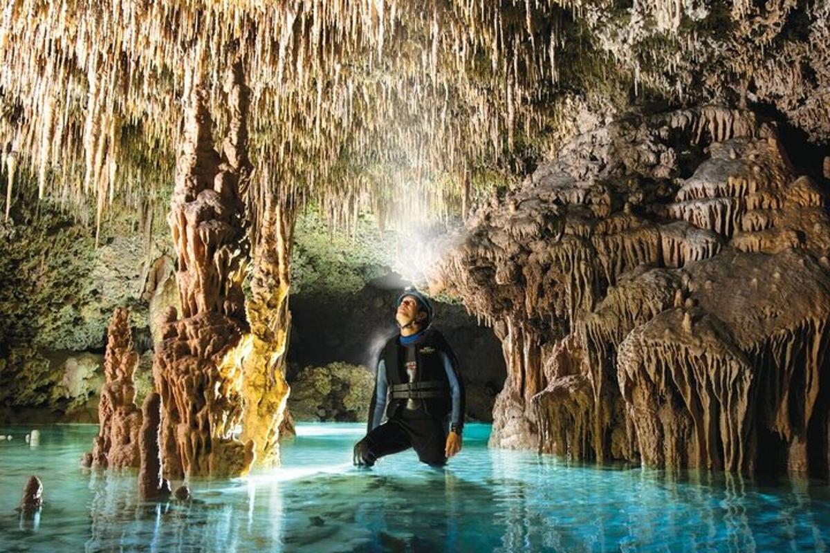 un uomo in piedi nell'acqua in una grotta