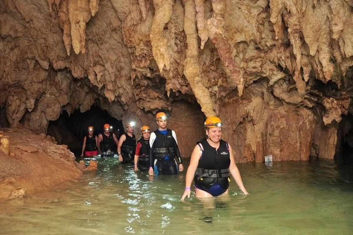 un gruppo di persone nell'acqua in una grotta