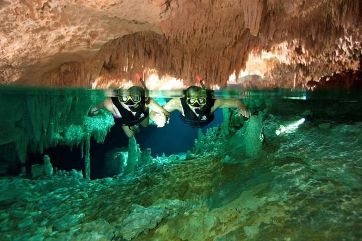 due persone in acqua in una grotta