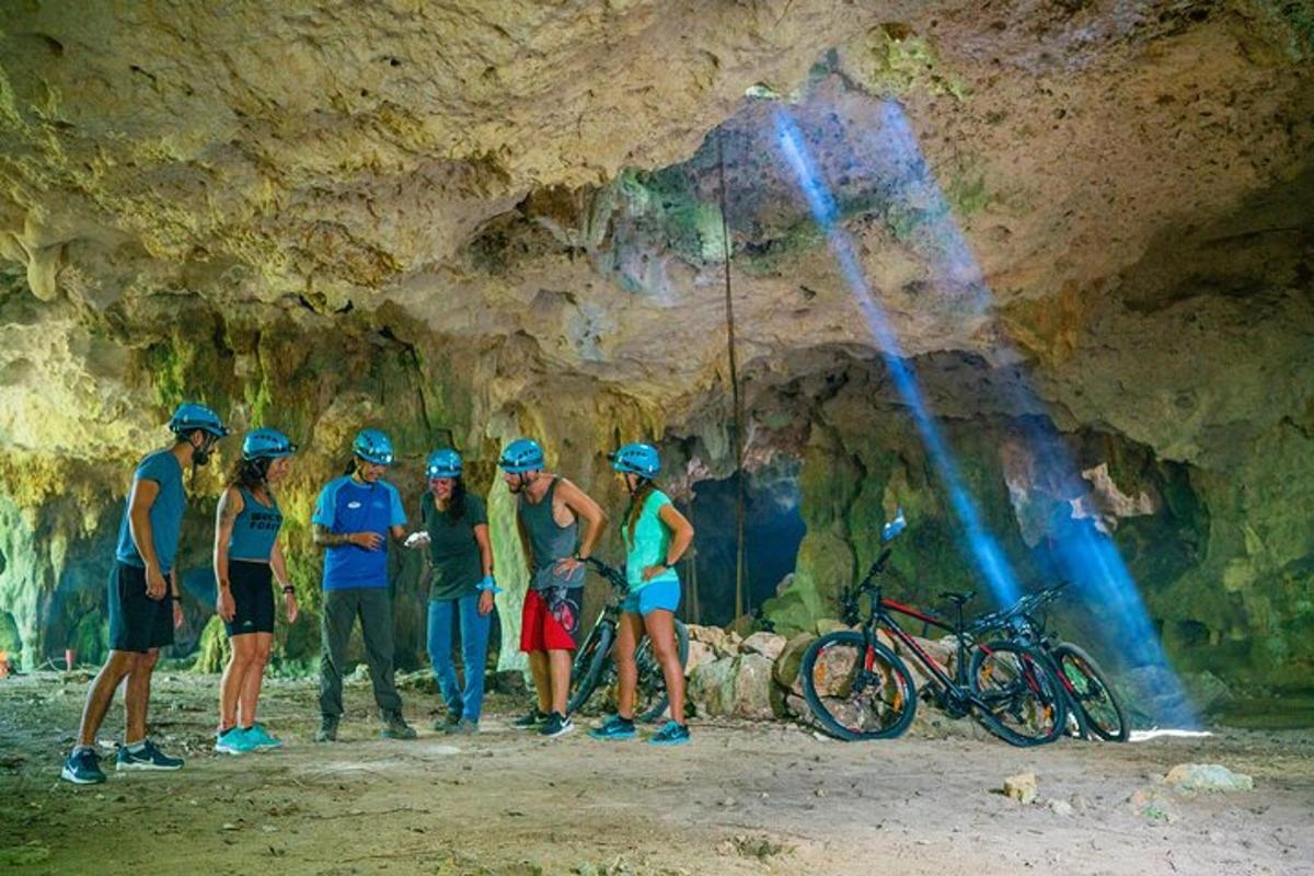 un gruppo di persone in piedi davanti a una grotta