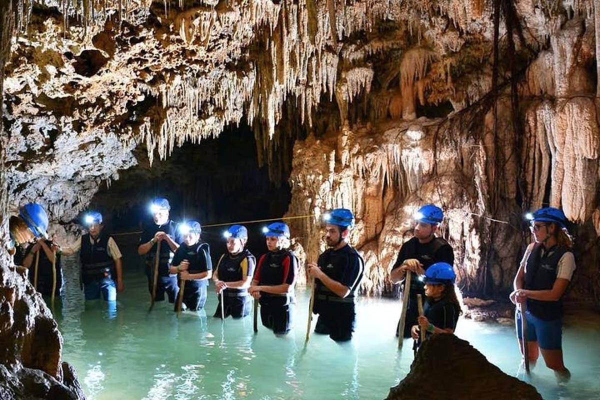 un gruppo di persone in piedi nell'acqua in una grotta