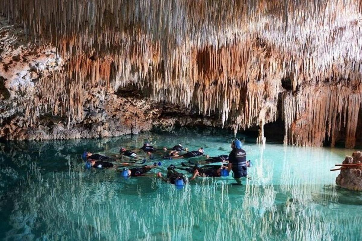 un gruppo di persone nell'acqua in una grotta