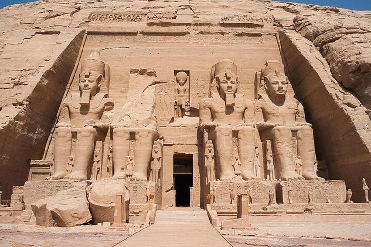 un gran edifici amb estàtues al costat