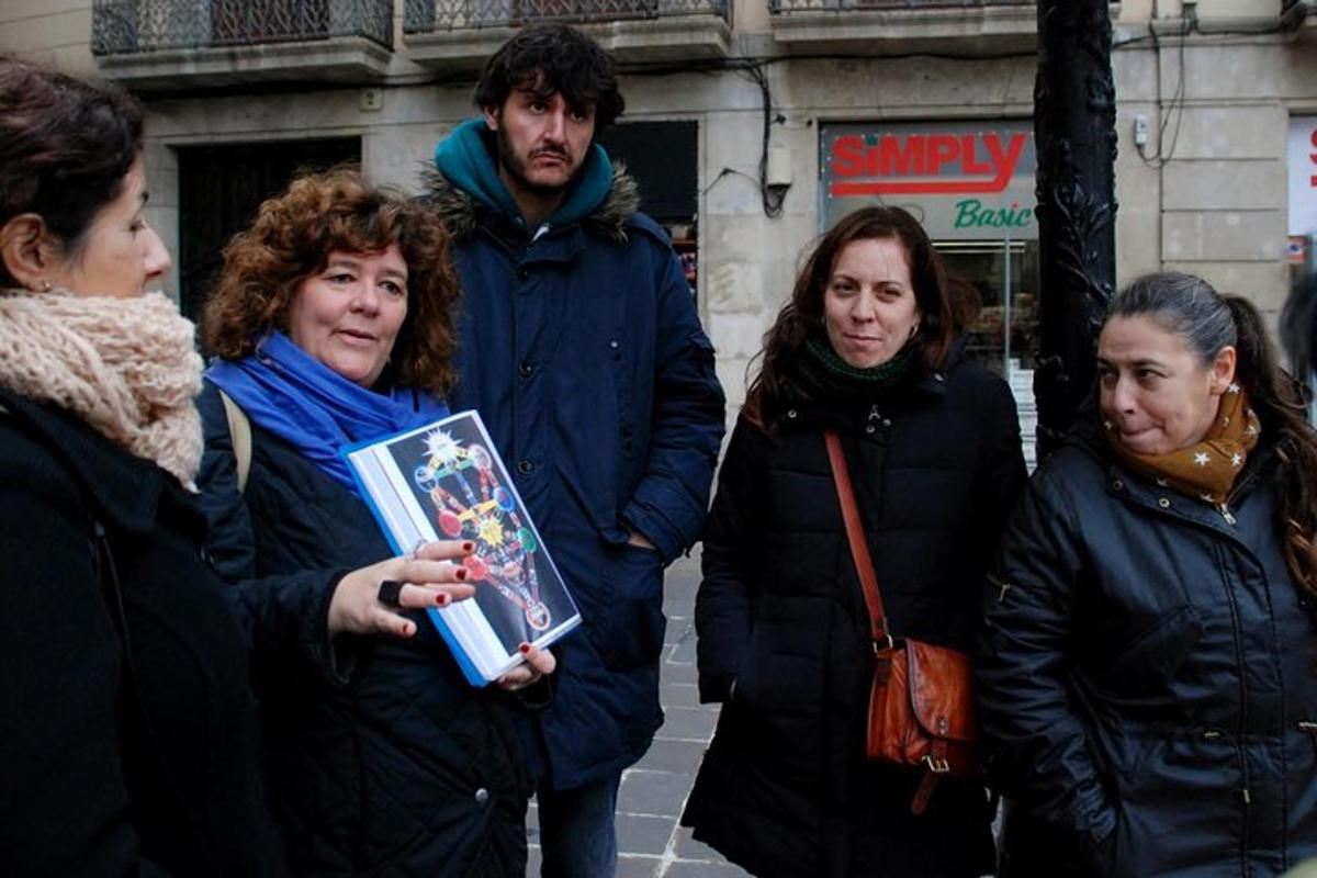 skupina lidí jdoucích po ulici