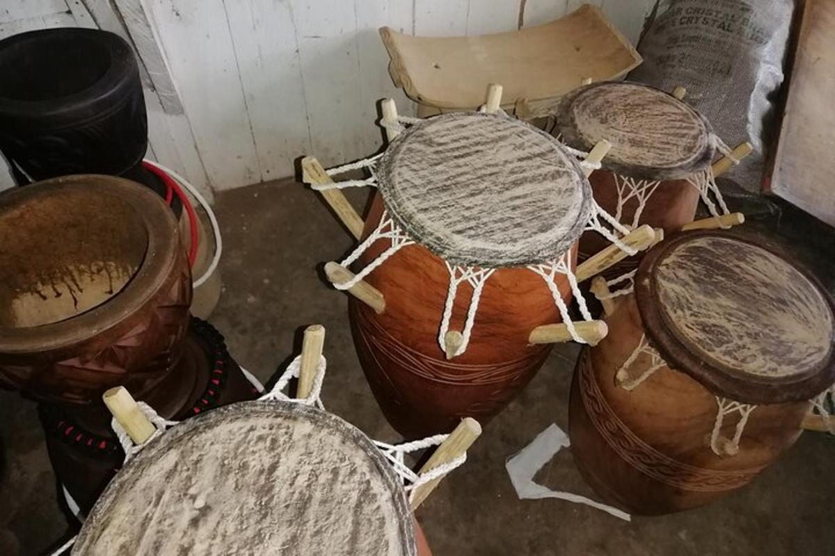 um grupo de tambores sentados um ao lado do outro
