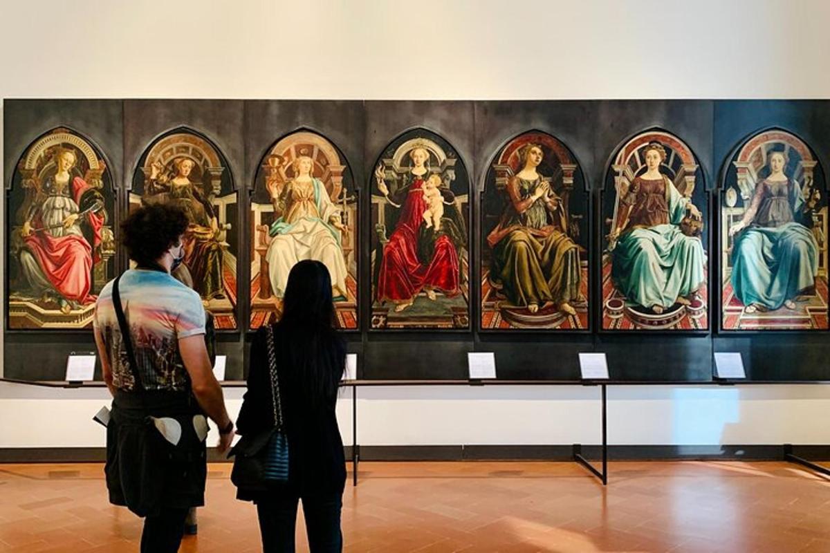 kaks inimest vaatavad muuseumis kunstinäitust