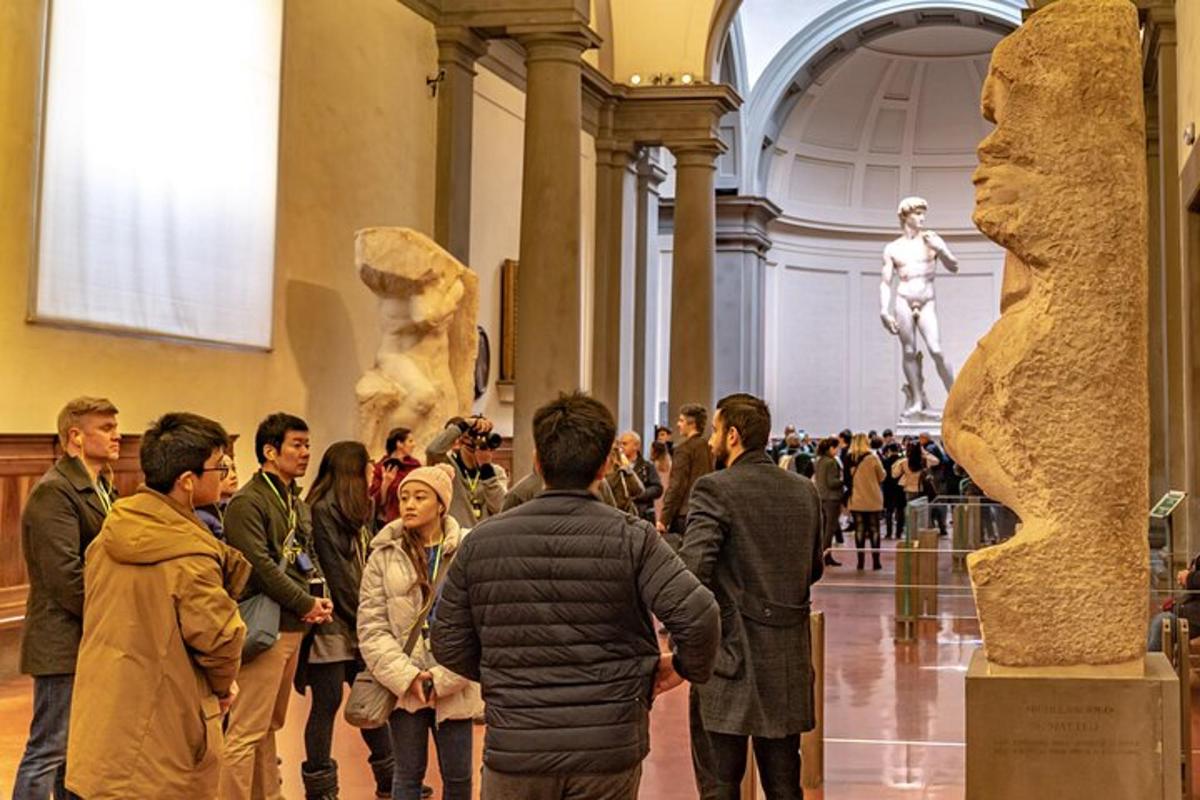eine Gruppe von Menschen, die eine Statue in einem Museum betrachten
