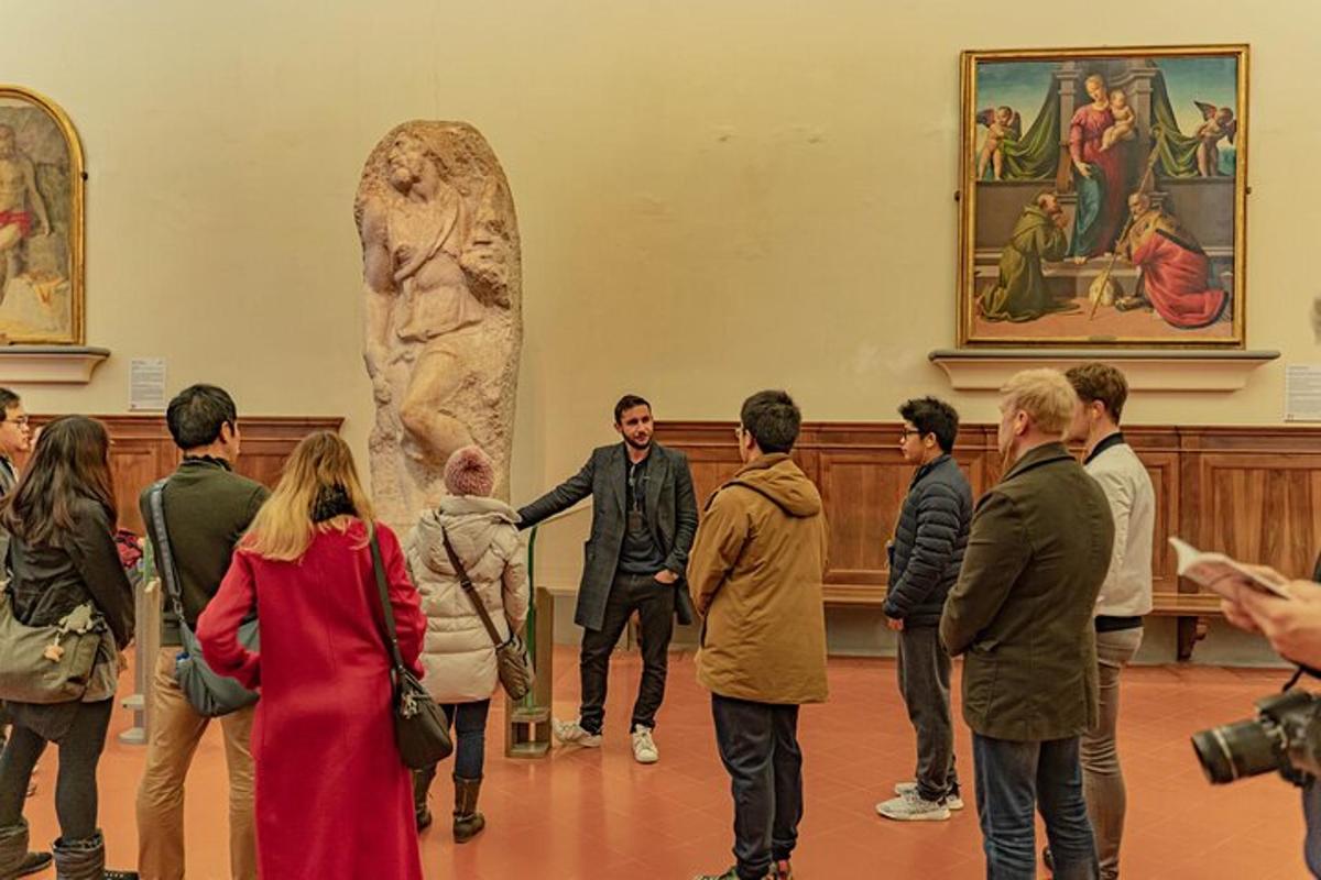 grupp inimesi vaatab muuseumis kuju