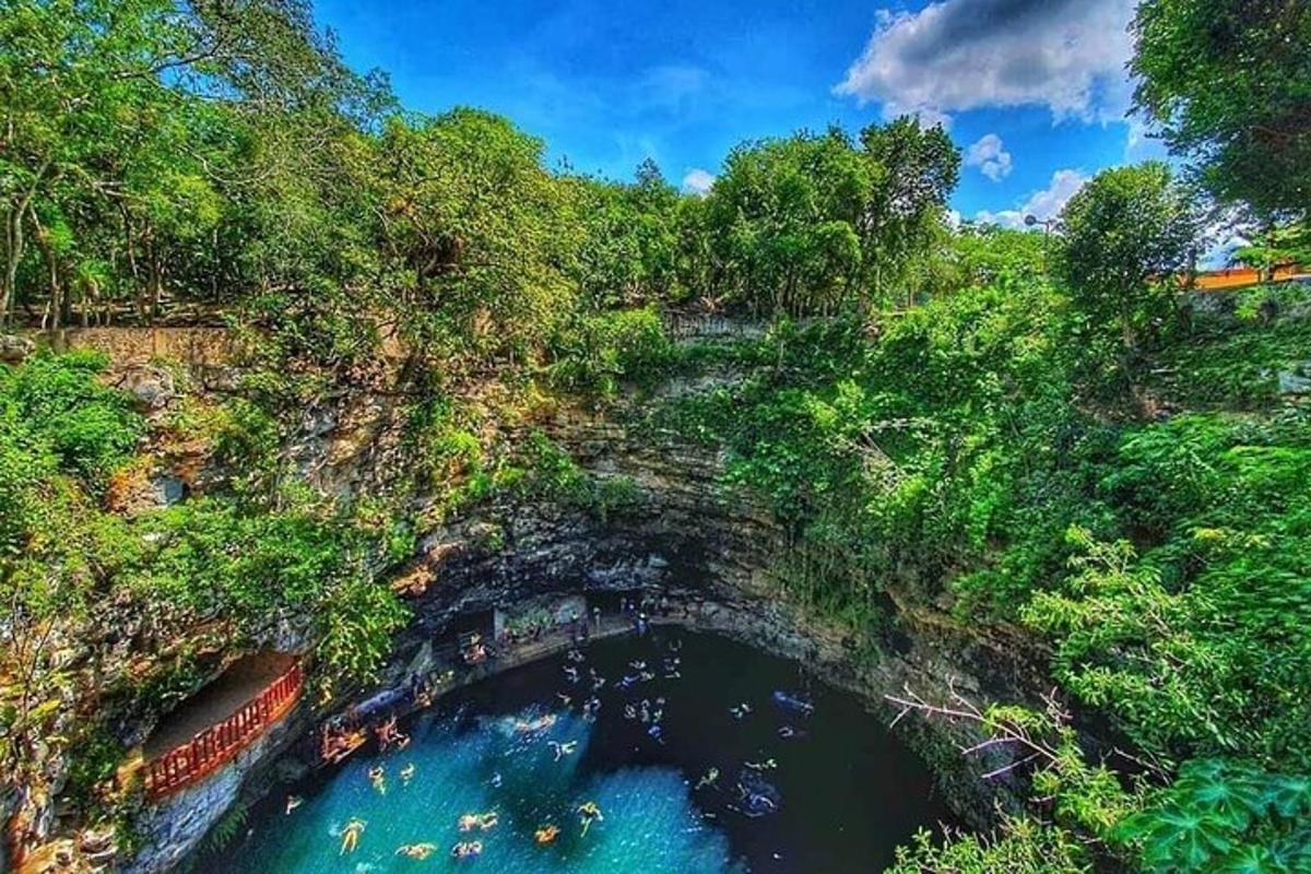 vista aèria d'un pont sobre una massa d'aigua