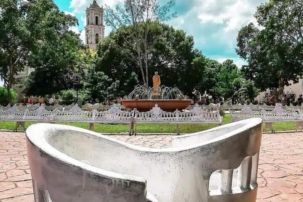 una font amb una estàtua al mig d'un parc