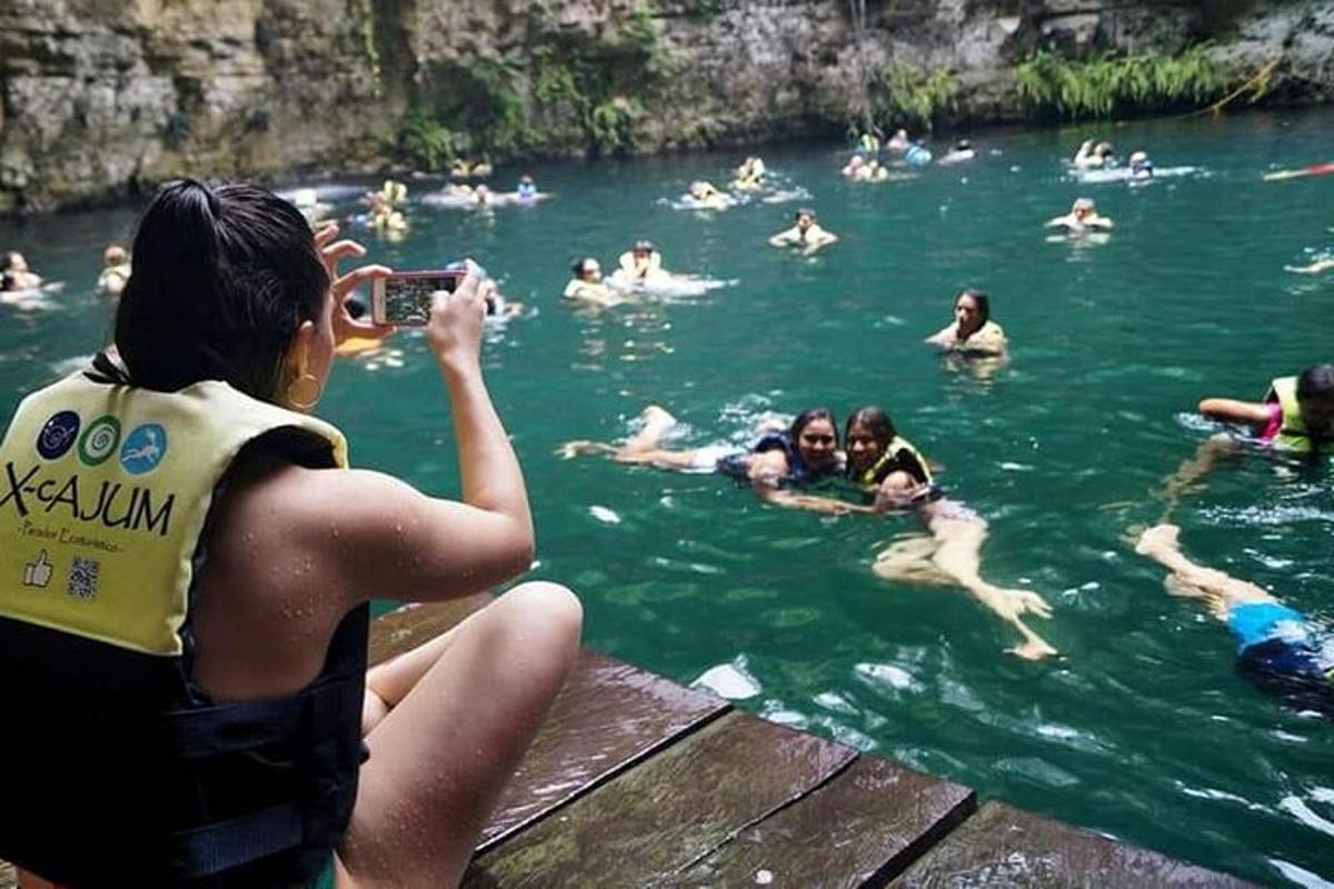 cilvēks, kas fotografē cilvēkus ūdenī