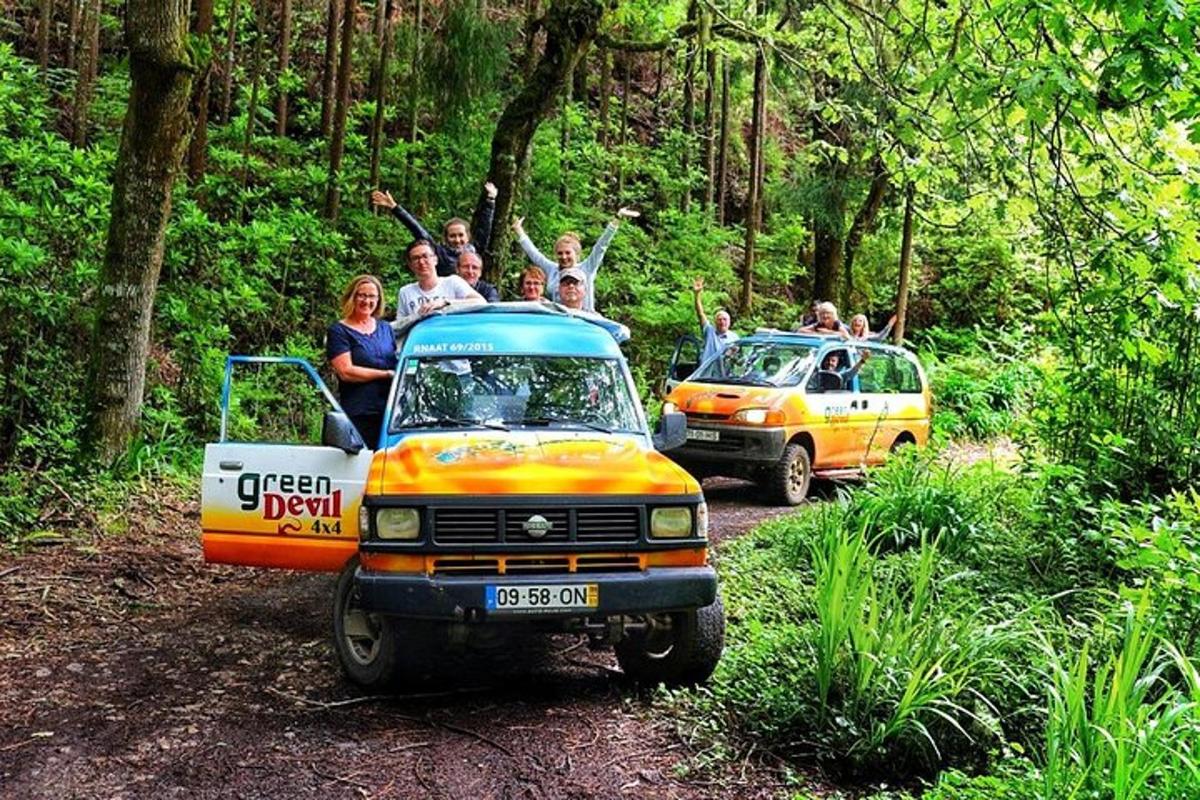 skupina lidí jedoucích na střeše nákladního auta