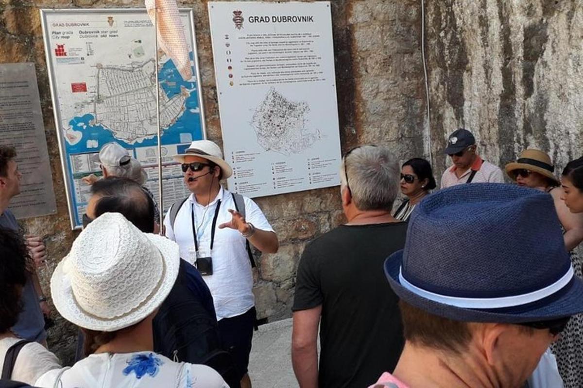 un gruppo di persone in piedi davanti a una mappa