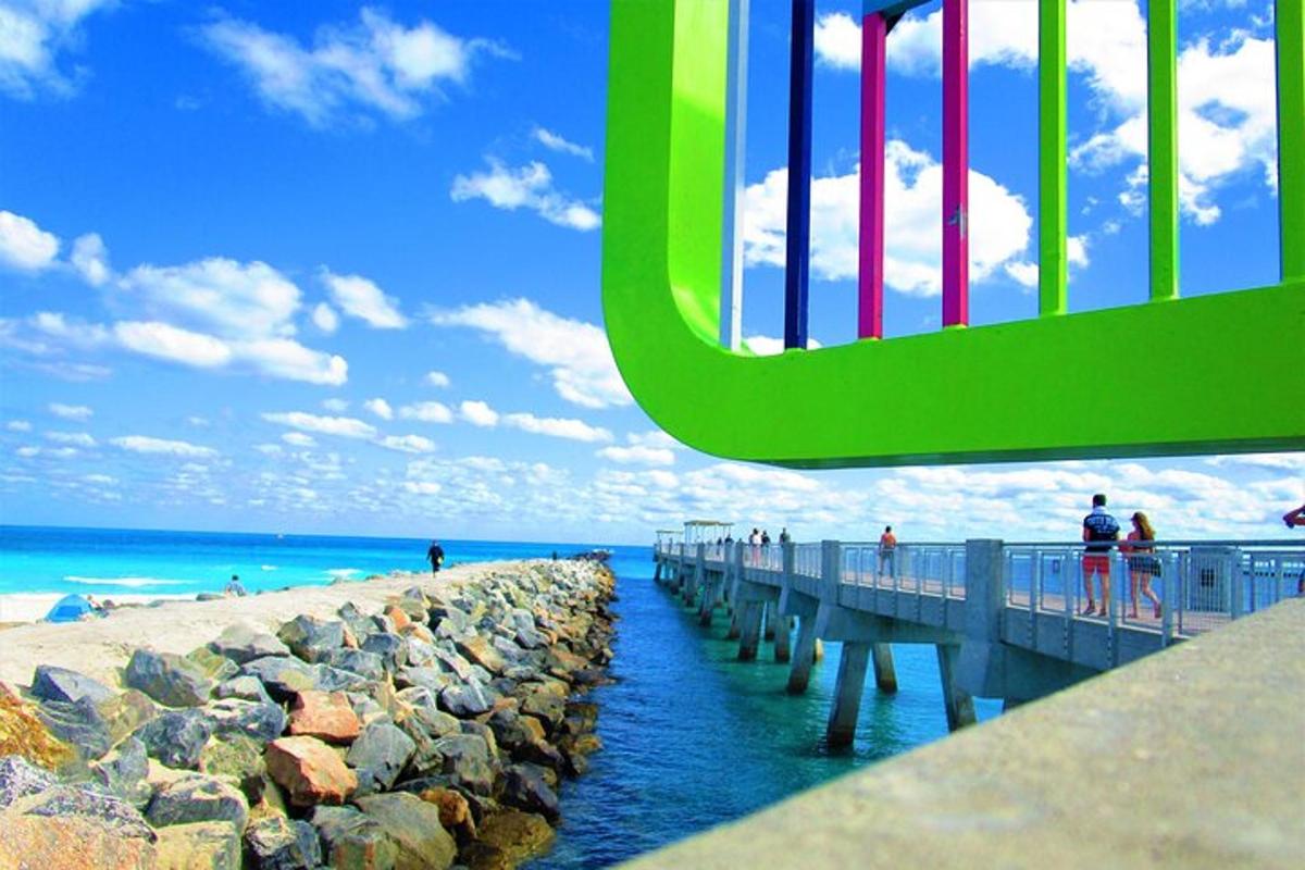 Un muelle con gente en la playa y el océano.