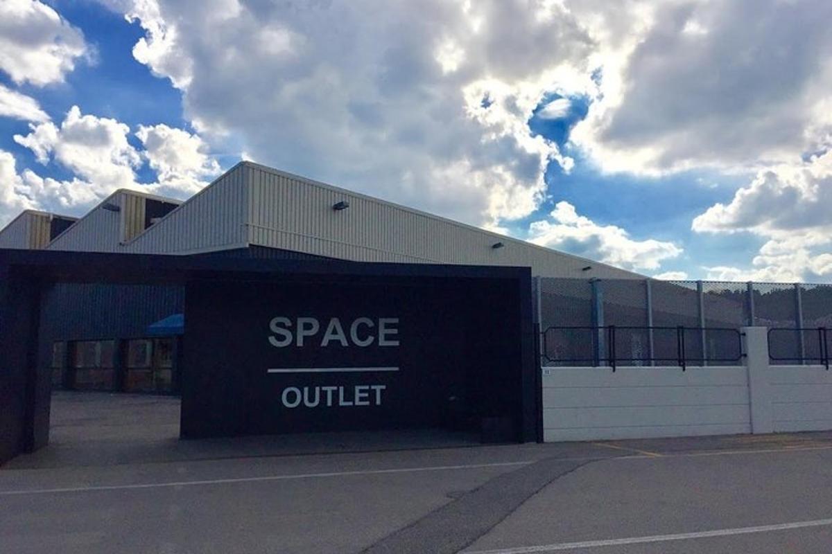 um edifício com uma placa de saída espacial na frente dele