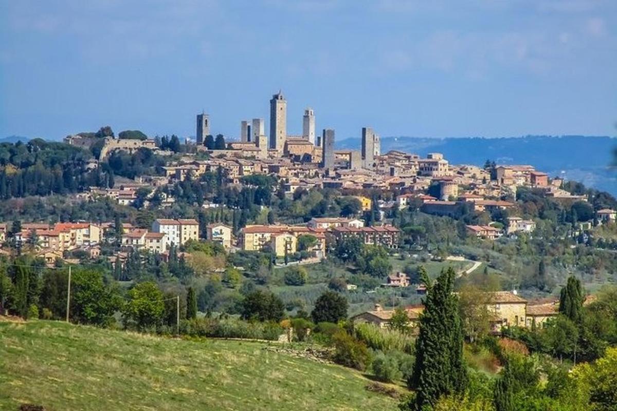 una ciutat al cim d'un turó amb edificis