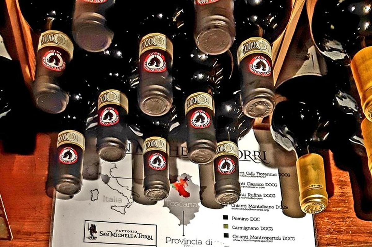 Un montón de botellas de vino sobre una mesa
