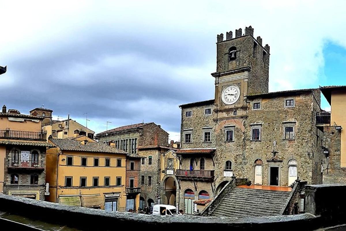 un edifici antic amb una torre del rellotge a sobre