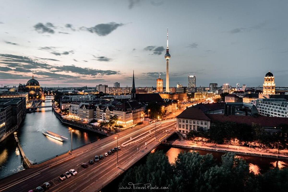 ein Blick auf eine Stadt mit einer Brücke über einen Fluss