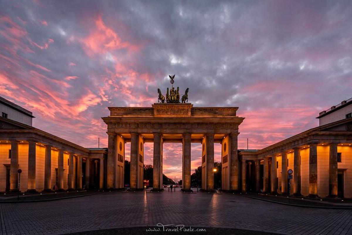 ein großes Gebäude mit einem Sonnenuntergang im Hintergrund