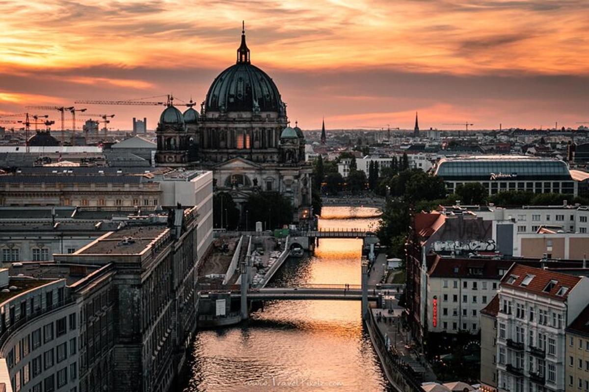ein Blick auf eine Stadt mit einer Brücke über einen Fluss