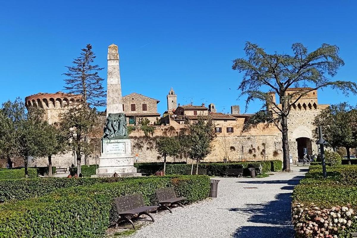 un edifici amb una estàtua i bancs al davant
