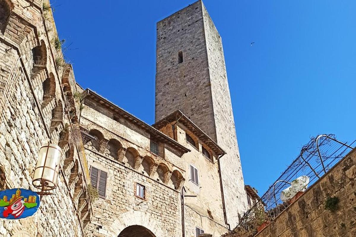 un edificio alto con una torre in cima