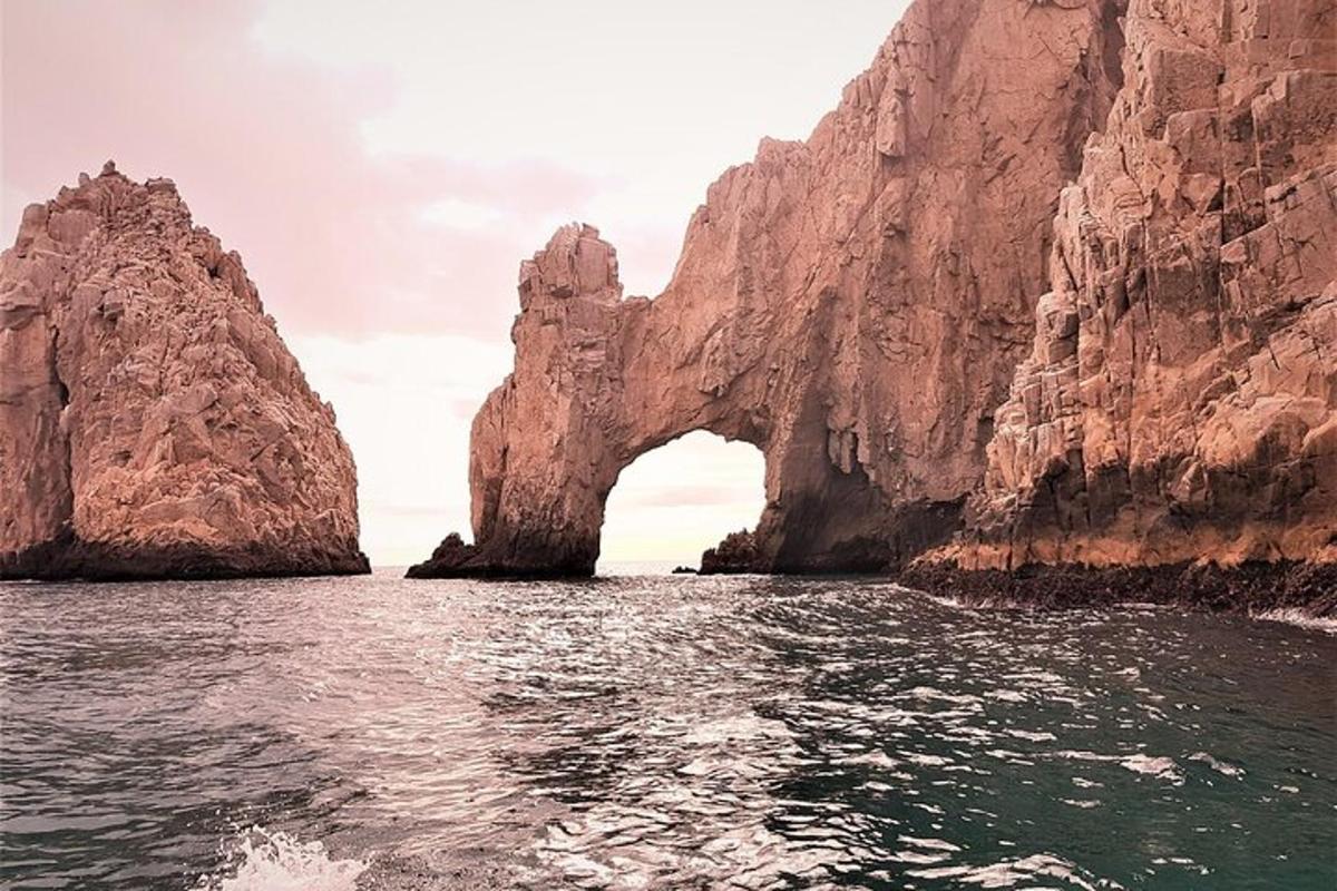 una vista d'un arc a l'aigua al costat dels penya-segats