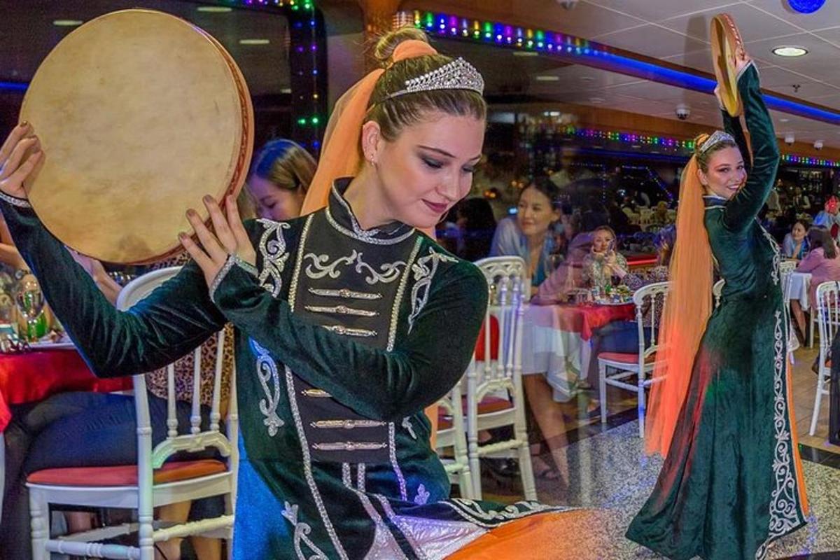 o femeie ține o tobă într-un restaurant