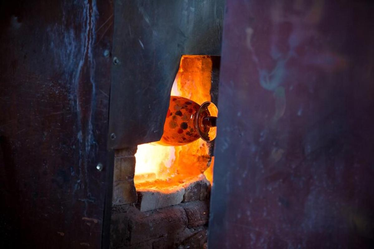 una boca d'incendis a la cantonada d'una paret